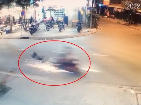 Bé trai 4 tuổi theo mẹ bán vé số bị xe máy tông văng lên vỉa hè