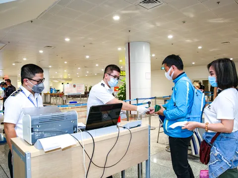 Nóng: Việt Nam tạm dừng khai báo y tế COVID-19 với người nhập cảnh từ 0h ngày 27/4