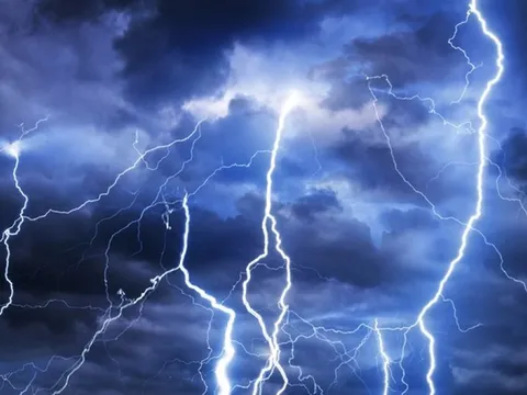 Quảng Ngãi: 4 người bị sét đánh phải nhập viện cấp cứu