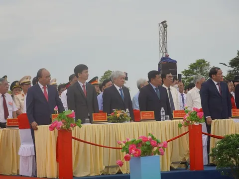 Chủ tịch nước Nguyễn Xuân Phúc dự Lễ thượng cờ 'Thống nhất non sông'