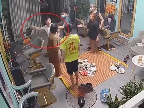 Tạm đình chỉ Phó công an phường đánh phụ nữ tại quán cắt tóc