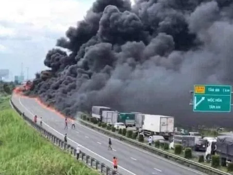 Xe tải chở dầu bốc cháy dữ dội trên cao tốc TP.HCM – Trung Lương