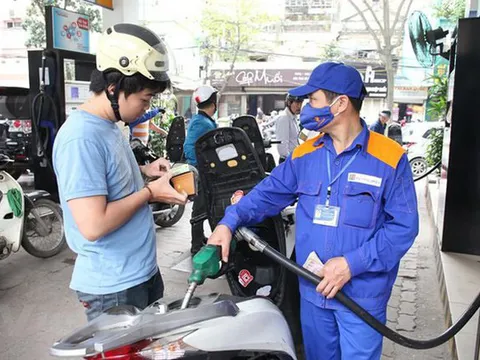 Xăng dầu tiếp tục tăng giá, RON 95 tăng 440 đồng/lít