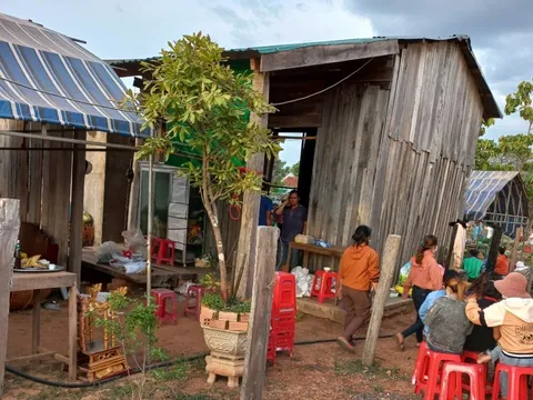 Khâm liệm xong cho vợ, chồng ra sau nhà treo cổ tự tử