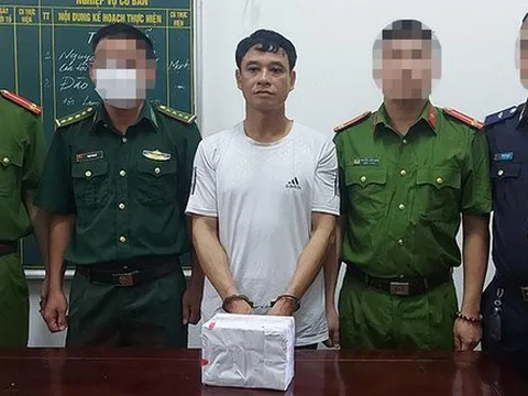 Bắt giữ đối tượng vận chuyển 6.000 viên ma túy, đâm thẳng xe vào lực lượng chức năng