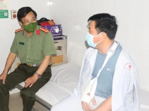 Đối tượng nghiện tấn công làm trung tá công an gãy tay