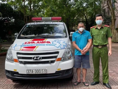 Tài xế xe cứu thương lao vào cảnh sát khi bị phát hiện chở ma túy