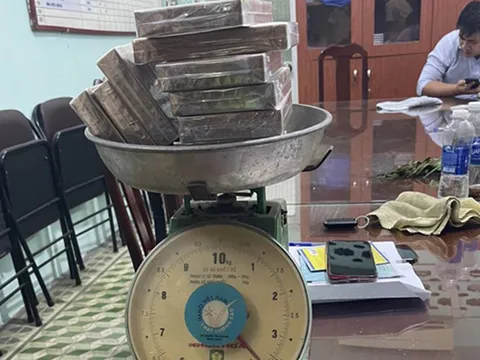 Bắt quả tang 2 mẹ con vận chuyển 10 bánh heroin từ Campuchia về Việt Nam