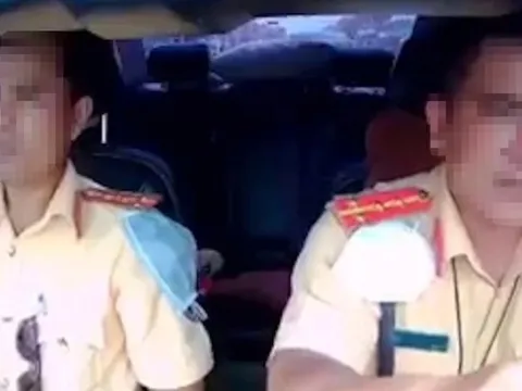 Vụ clip cán bộ CSGT vừa lái ô tô, vừa nghe điện thoại: Công an tỉnh Hậu Giang nói gì?
