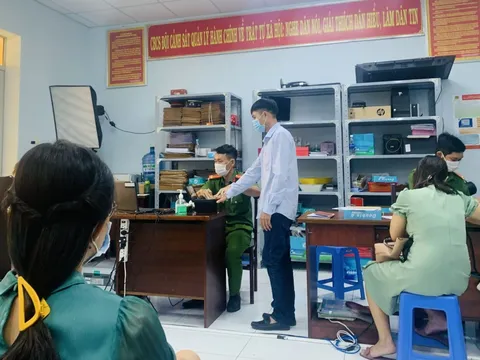 Công an khuyến cáo người dân không cho người lạ chụp 2 mặt CCCD