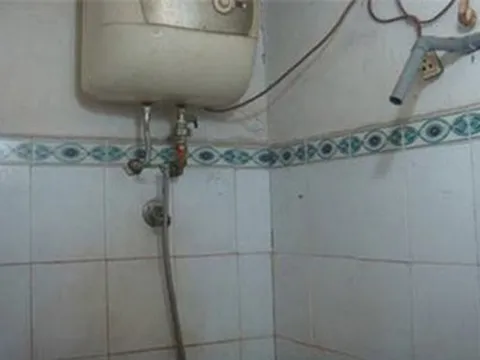 Phát hiện cụ bà tử vong nhiều ngày trong nhà tắm, thi thể đang phân hủy