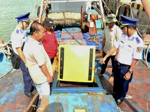Phát hiện tàu cá chở 90.000 lít dầu DO không rõ nguồn gốc