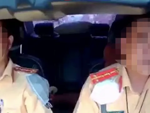 Kỷ luật 2 cán bộ CSGT Công an Hậu Giang vừa lái ô tô vừa nghe điện thoại