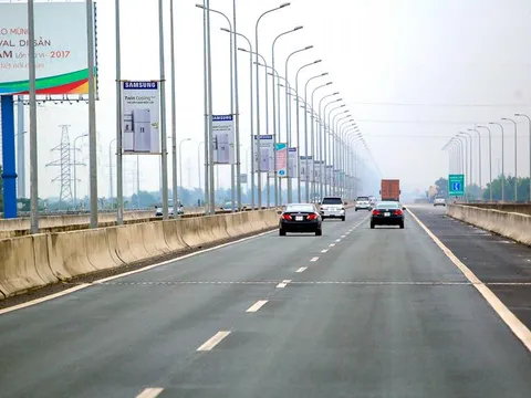 Từ 1/8, xe ô tô không dán thu phí ETC đi vào cao tốc bị xử phạt ra sao?