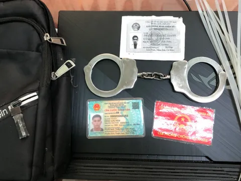 Giả danh 'hiệp sĩ đường phố' để kiểm tra hành chính người dân