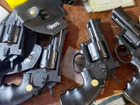 Tạm giữ đối tượng tàng trữ ma tuý, thu 4 khẩu súng ở Đồng Nai