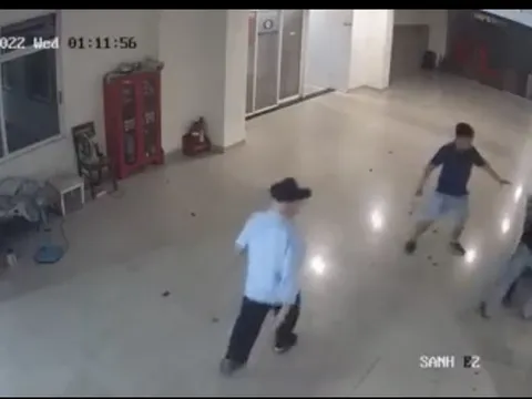 Ca sĩ Chế Phi bị đánh hội đồng tại chung cư ở quận Bình Thạnh