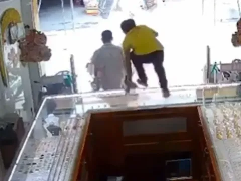 Điều tra vụ nghi cướp giật tiệm vàng ở Tp.HCM