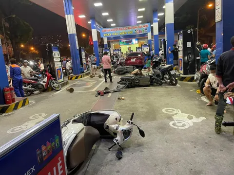 Khởi tố vụ án, tạm giữ hình sự tài xế say xỉn tông hàng loạt xe máy ở cây xăng