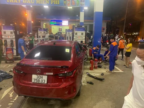 Xử lý thế nào tài xế đâm vào cây xăng đường Láng khiến 8 người bị thương?