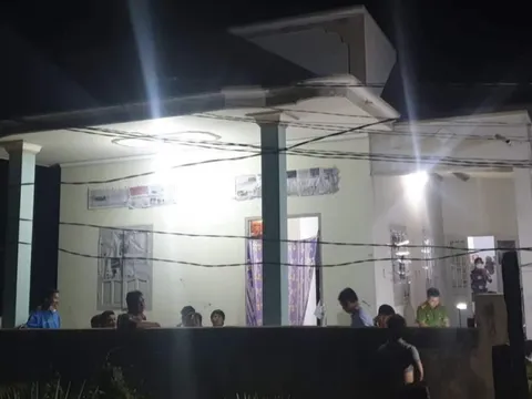 Đi nhậu về, con trai dùng kéo đâm cha ruột tử vong