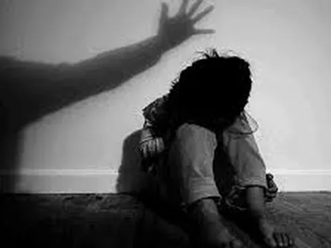 Điều tra vụ nam thanh niên dí dao vào cổ bé gái rồi hiếp dâm ngoài bờ đê