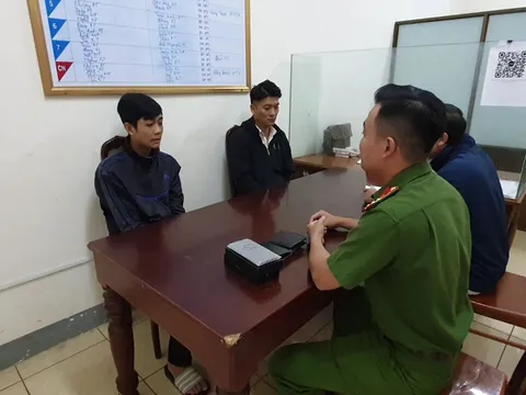 Tạm giữ hình sự 2 vệ sĩ quán bar rủ nhau đi cướp giật