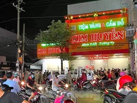 Tạm giữ đối tượng xông vào tiệm vàng đập bể tủ kính ném vàng ra đường ở Bình Dương