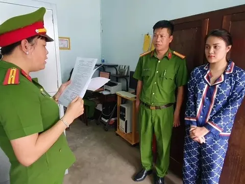 Bắt tạm giam thiếu nữ 17 tuổi đâm bạn trọng thương vì bị nói xấu trên Facebook