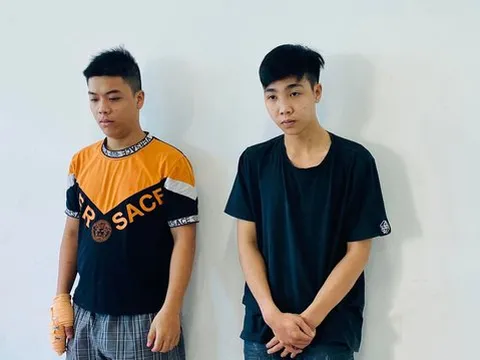 Bắt 2 kẻ giật điện thoại của du khách nước ngoài ở TP.HCM