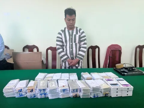 Bắt đối tượng vận chuyển lô iPhone cũ trị giá 10 tỷ đồng về Việt Nam