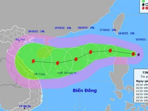 Bão số 6 ngày càng mạnh trên Biển Đông, giật cấp 14