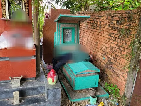 Người đàn ông nằm chết trên ngôi mộ ở TP.HCM