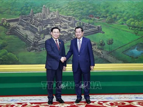 Chủ tịch Quốc hội Vương Đình Huệ hội kiến Thủ tướng Campuchia Hun Sen