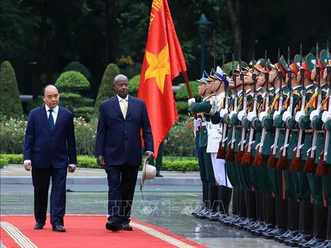 Chủ tịch nước Nguyễn Xuân Phúc chủ trì Lễ đón Tổng thống Uganda thăm chính thức Việt Nam