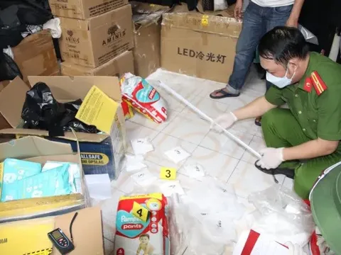Bắt hai bố con giấu 9,5kg ma túy trong bỉm trẻ em