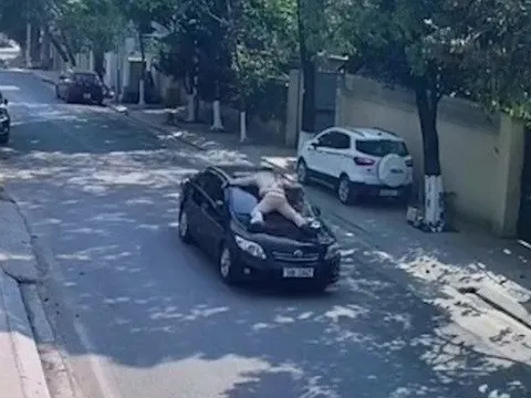 Tạm giữ Phó giám đốc trung tâm giáo dục thường xuyên hất CSGT lên nắp ca pô