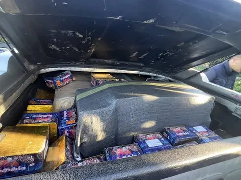 Lâm Đồng: Bắt tạm giam 2 đối tượng tàng trữ, vận chuyển gần 700kg pháo nổ