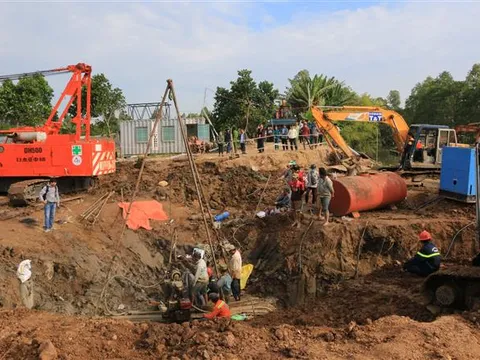 Thủ tướng chỉ đạo tập trung cứu nạn cháu bé rơi xuống ống cọc bê tông