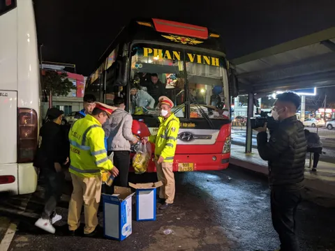 Đà Nẵng: Tạm giữ xe khách 42 chỗ ‘nhồi nhét’ 57 hành khách