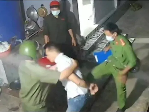 Tạm đình chỉ công tác đại úy công an đá vào người đàn ông say rượu