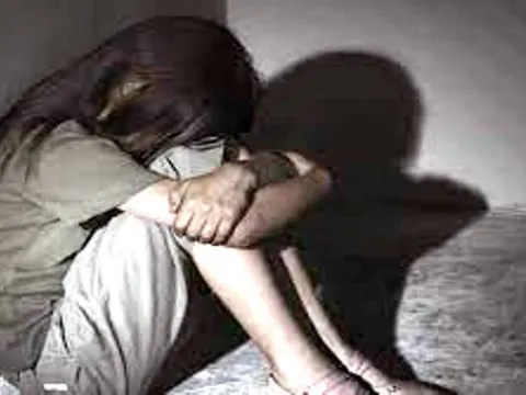 Bắt tạm giam nam thanh niên dẫn bạn gái 14 tuổi vào nhà nghỉ