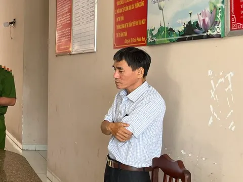 Bắt nguyên hiệu trưởng và kế toán trường tiểu học vì tham ô tài sản