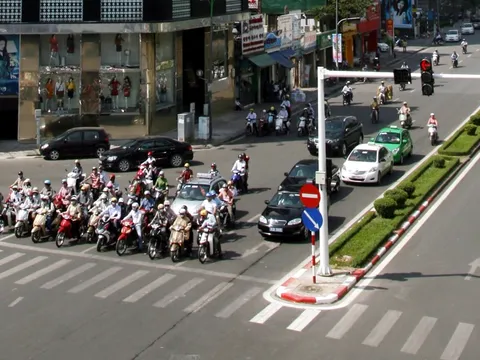 Đè vạch nào sẽ bị phạt khi dừng đèn đỏ