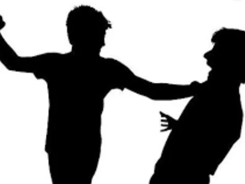 Quảng Trị: Con trai dùng giường xếp đánh cha ruột 103 tuổi bị thương