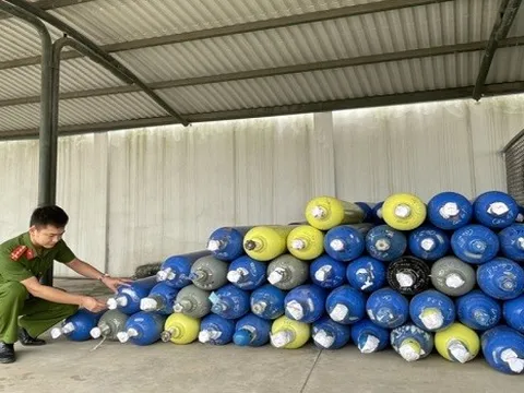 Phát hiện, thu giữ hơn 500 bình chứa khí cười ở Quảng Ninh