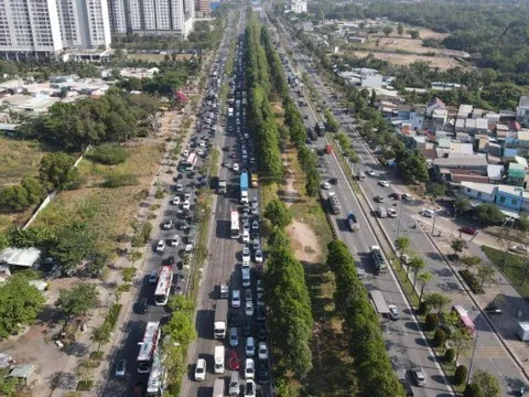 Giao thông nghẽn mạch khi đường vành đai chưa thông