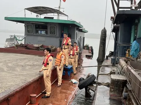 Bắt giữ tàu hút cát trái phép trên sông Hồng trong đêm