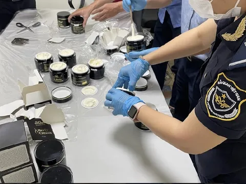 Phát hiện nhiều thủ đoạn cất giấu ma túy tinh vi, trà trộn trong lọ kem dưỡng da, lọ thực phẩm, thùng bia