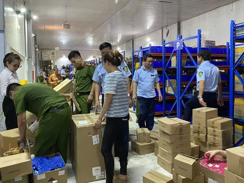 Bắc Ninh: Phát hiện kho hàng chứa hàng nghìn sản phẩm điện tử, mỹ phẩm nhập lậu